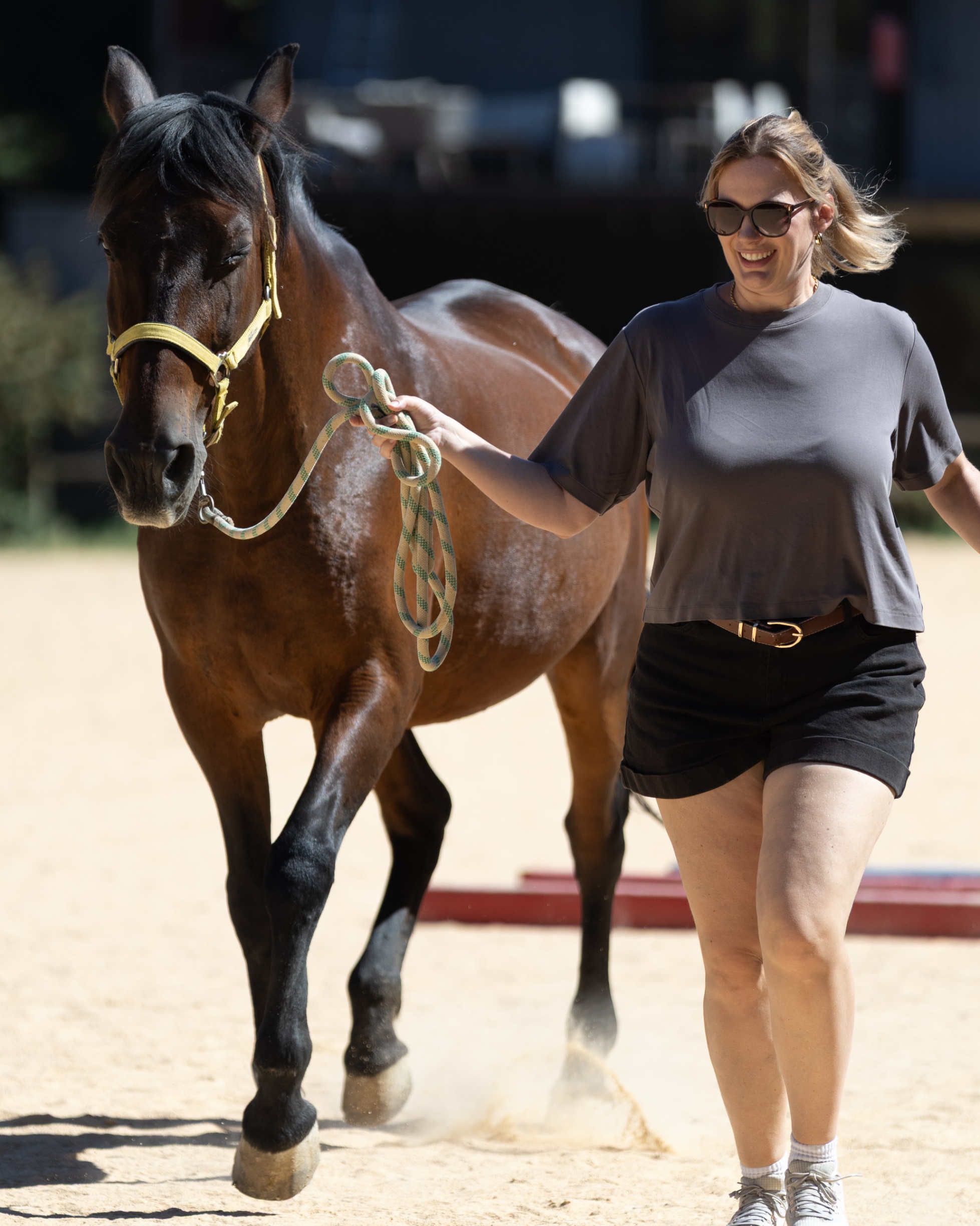 Une participante marche aux côtés d’un cheval lors d’une session individuelle