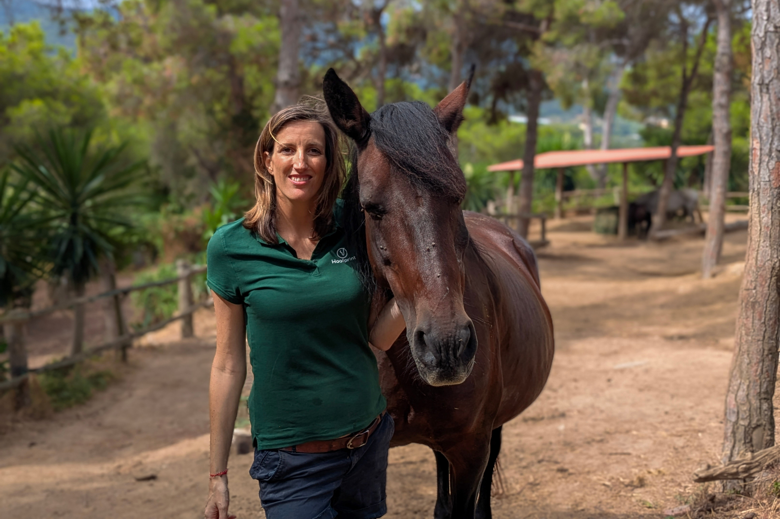 Alix Goursat aux côtés d'un cheval lors d'une session Hoofprint